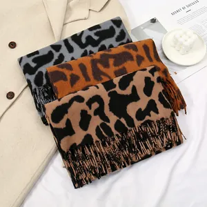 Vue détaillée des écharpes pashmina léopard avec franges en trois couleurs de mode