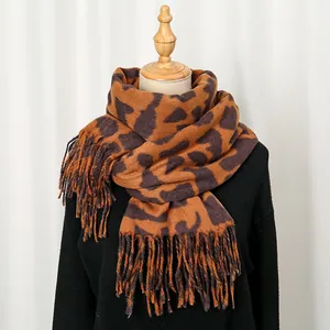 Détail du châle en cachemire imprimé léopard avec franges élégantes et texture épaisse