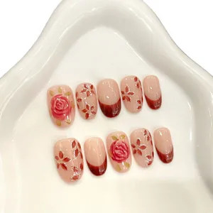 Handgemalte Rosen-Nägel zum Aufkleben mit burgunderfarbenen French-Tips und Hochglanz