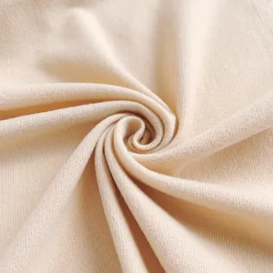 Dettaglio del tessuto della sciarpa in cashmere beige con trama a saia e drappeggio