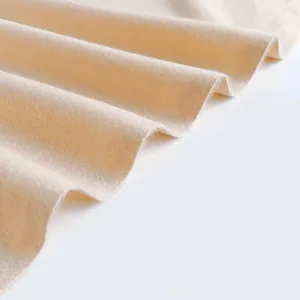 Primo piano del morbido tessuto della sciarpa beige effetto cashmere e trama fine