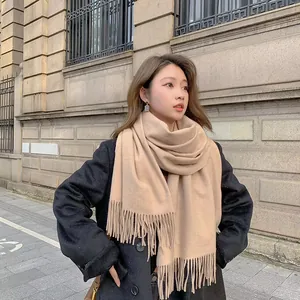 Elegante sciarpa invernale color kaki effetto cashmere per donna con morbide nappe a frangia