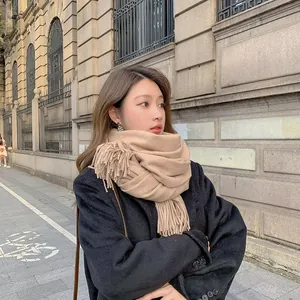Elegante sciarpa tinta unita effetto cashmere con lunghe nappe per l'autunno e l'inverno