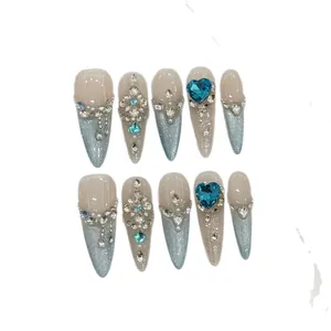 Faux ongles faits main bleu glacier œil de chat avec zircons et cristaux cœur bleu