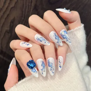 Ongles à presser en porcelaine bleue avec grosse pierre saphir et paillettes argentées