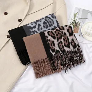 Detalle de bufanda de cachemira con estampado de leopardo y flecos elegantes