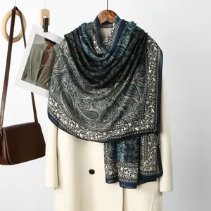 Marineblauer Baumwoll-Leinen-Schal mit Paisley-Muster auf beigem Mantel