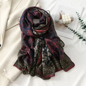 Detailansicht des Vintage-Paisley-Schals aus Baumwolle und Leinen mit Blumenmuster-Druck