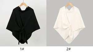 Detail der Strickschals in Schwarz und Weiß mit Vorderknoten und V-Ausschnitt-Design