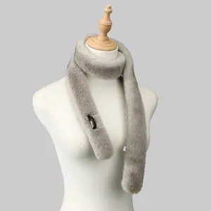 Détail de l'écharpe en fausse fourrure grise avec étiquette Ecolusia et texture douce