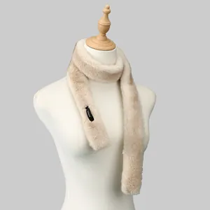 Détail de l'écharpe en fausse fourrure beige montrant l'étiquette et la texture