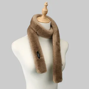 Détail de l'écharpe en fausse fourrure beige avec texture douce et étiquette de marque