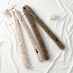 Gros plan d'écharpes en fausse fourrure de lapin beige et marron avec étiquettes de marque