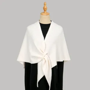 Nahaufnahme des weißen Strick-Dreieckstuchs mit elegantem Knoten und weicher Kaschmir-Haptik