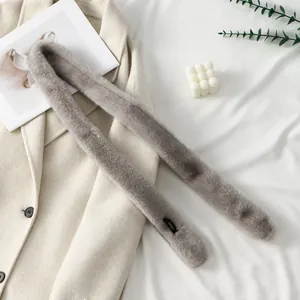 Gros plan détaillé d'une écharpe en fausse fourrure grise avec étiquette sur un manteau