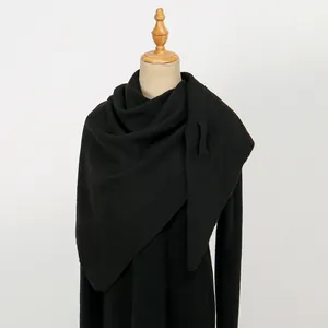 Damen Strick-Dreieckstuch in Schwarz mit elegantem Faltenwurf und weicher Textur