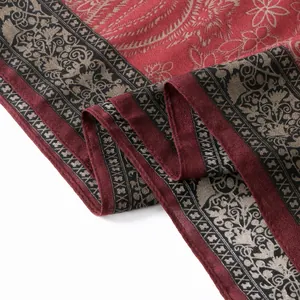 Detailansicht des dunkelroten und schwarzen Paisleymusters auf dem Baumwoll-Leinen-Schal