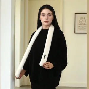 Écharpe longue en fausse fourrure de lapin blanche pour femme avec pull noir élégant