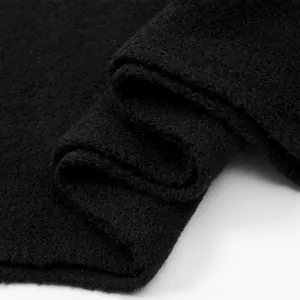 Nahaufnahme eines dicken schwarzen Strickschals mit feiner Körnung und weichem Plüschgewebe