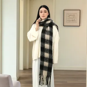 Elegante sciarpa da donna effetto cashmere con motivo a quadri neri e beige e nappe
