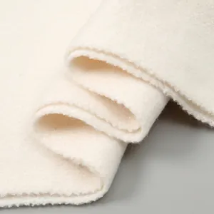 Detailansicht der weichen weißen Kaschmir-Textur mit warmem Plüschgewebe für Damen