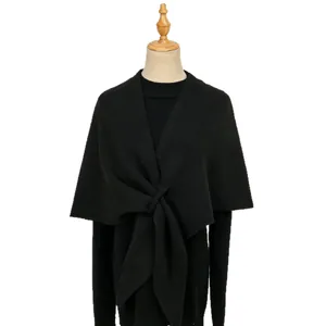 Eleganter schwarzer Strick-Dreiecksschal für Damen mit modischem Knotendesign