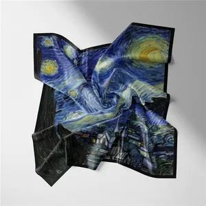 Détail d'un foulard en soie imprimé Nuit Étoilée de Van Gogh avec bordure noire élégante