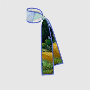 Λεπτομέρεια από μαντήλι twilly με τύπωμα Van Gogh και έντονο μπλε τελείωμα