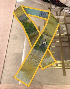 Λεπτομέρεια μεταξωτού μαντηλιού με τύπωμα ελαιογραφίας Van Gogh και κίτρινο τελείωμα