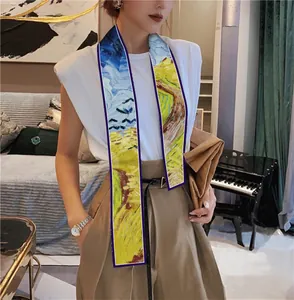 Eleganter Van Gogh Ölgemälde-Stil schmaler Seidenschal kombiniert mit Freizeitoutfit