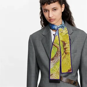 Seidenschal im Van-Gogh-Ölgemälde-Stil getragen mit einem grauen Business-Anzug für Damen