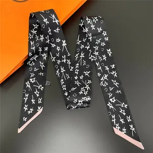Foulard twilly en soie avec imprimés étoile et lune, coupe diagonale aux angles