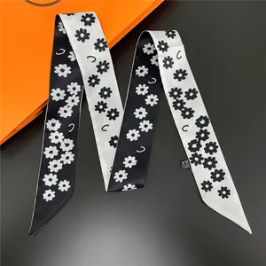 Écharpe twilly élégante en soie noir et blanc avec imprimé marguerites et boîte orange