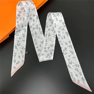Élégant foulard en soie blanche avec motif d'étoiles mauves et bord rose sur fond gris
