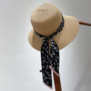 Détail du ruban noir à motifs d'étoiles sur un chapeau de paille classique tissé à la main