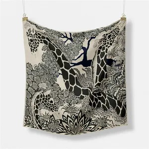 Dettaglio foulard di seta con stampa vintage di giraffa e piante della giungla bianconero