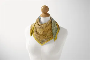 Dettaglio di un foulard in seta Van Gogh su un manichino con vivida trama artistica pittorica
