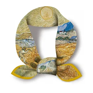 Detalle macro del pañuelo de seda estilo Van Gogh con textura fina y costura lateral