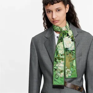 Seidenschal mit Van-Gogh-Gemälde weißer Rosen getragen zu einem grauen Blazer für Damen
