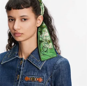 Seidenschal Haarband im künstlerischen Van Gogh Ölgemälde-Stil mit weißen Rosen