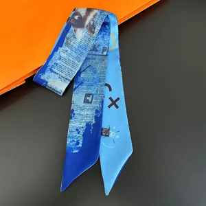 Piccolo foulard in seta stampa giornale blu 100% poliestere, accessorio moda donna