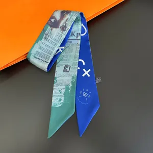 Sciarpa Twilly moderna double-face con stampa giornale verde e motivo blu acceso