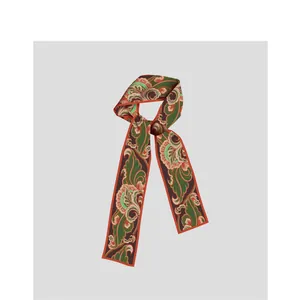 Λεπτομέρεια μεταξωτό μαντήλι twilly με vintage σχέδιο paisley σε πράσινο και κόκκινο