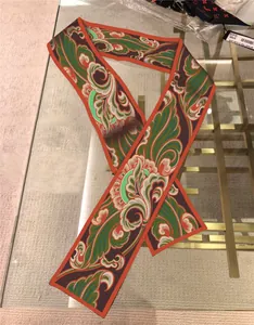 Λεπτομέρεια από πράσινο μεταξωτό μαντήλι paisley με πορτοκαλί περίγραμμα