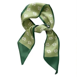 Foulard étroit en soie verte élégante avec logo géométrique blanc sur fond blanc