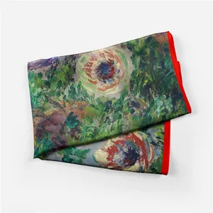 Détail d'un foulard en soie de style chinois avec imprimés floraux et bordures rouges