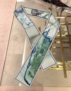 Détail d'un foulard en soie avec imprimé peinture impressionniste sur table en verre