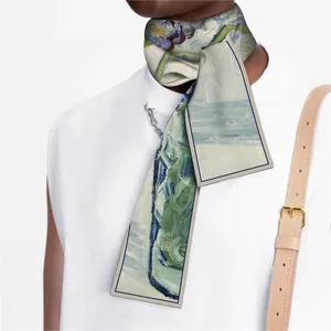 Détail d'un foulard Twilly artistique à fleurs porté par un mannequin en haut blanc