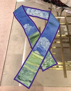 Détail d'un foulard en soie style peinture à l'huile impressionniste avec motif de ciel