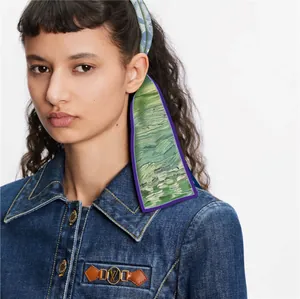 Foulard en soie imprimé champ de blé noué sur la poche d'une veste en jean bleu foncé